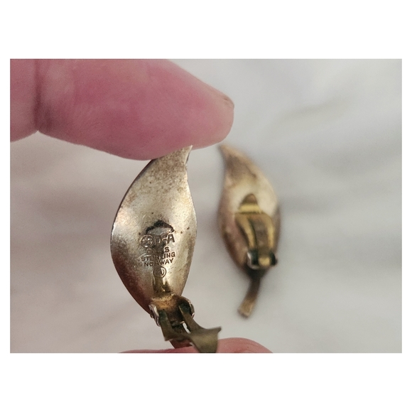 Vintage D-A 925S Sterling Norway Leaf Clip-on Earrings - Picture 2 of 3
